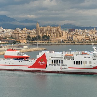 Trasmediterranea nave Tenacia