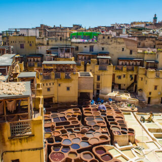 Fes, Marocco. Panorama della città vecchia, concerie e cisterne con vernice colorata per la pelle.