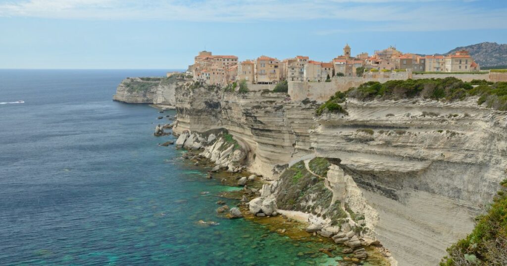Bonifacio sullo sfondo