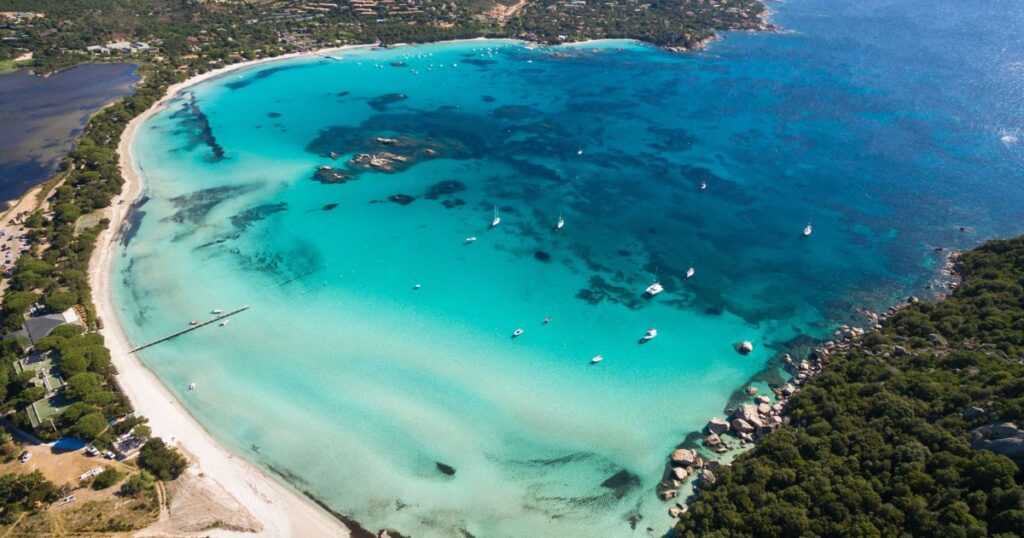 Veduta aerea della spiaggia di Santa Giulia in Corsica in Francia