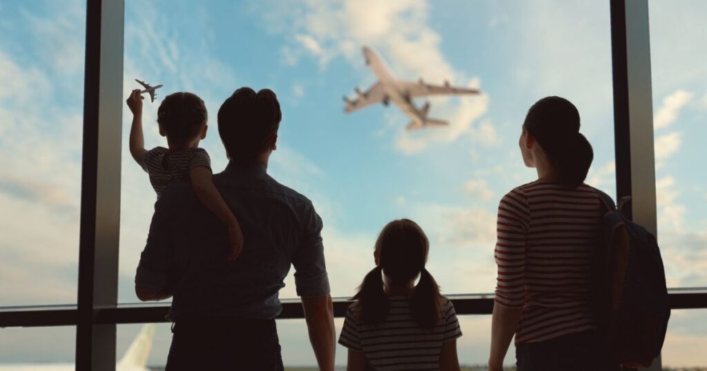 Famiglia che parte in vacanza per la Grecia in aereo