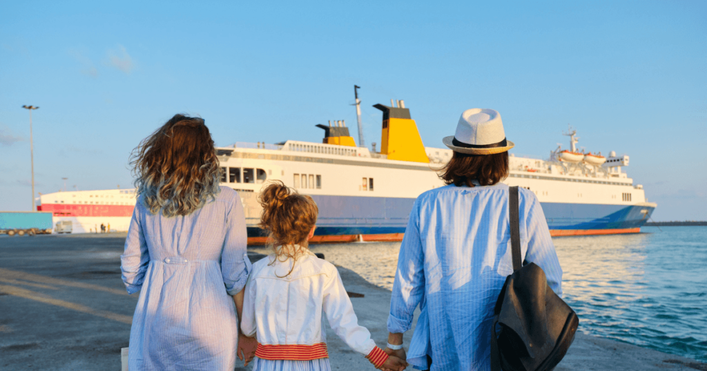 Famiglia che parte in vacanza per la Grecia in traghetto