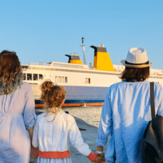 Famiglia che parte in vacanza per la Grecia in traghetto