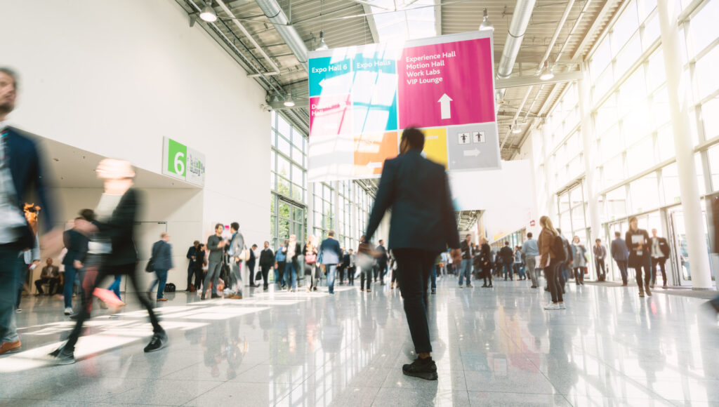 Persone che camminano velocemente in un expo.