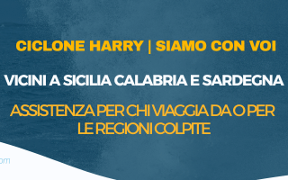 Immagine con filtro blu che mostra una grande onda oceanica in movimento. Al centro, scritta in gallo e biancoun messaggio di vicinanza e supporto per le zone colpite dal ciclone harry